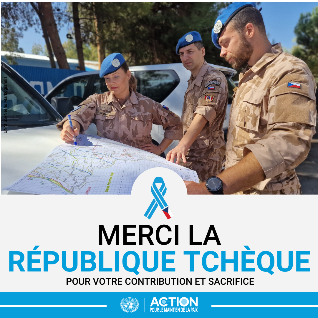 Des casques bleus consultent une carte