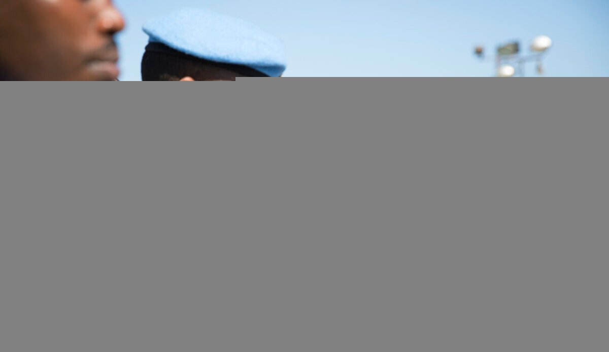 Hilera de cascos azules