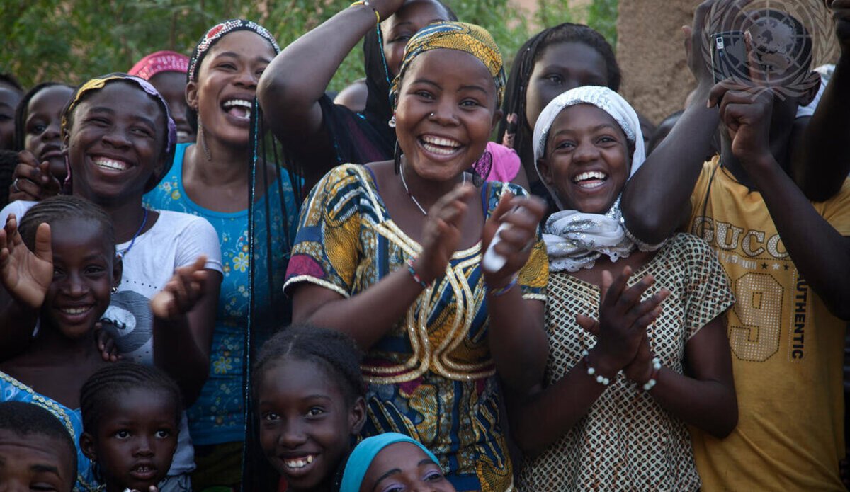 Théâtre des jeunes pour la paix et la réconciliation à Gao, Mali. Avec le soutien de la MINUSMA, les jeunes de Gao relancent un projet de théâtre de culture de paix et de réconciliation. Photo de : MINUSMA/Marco Dormino