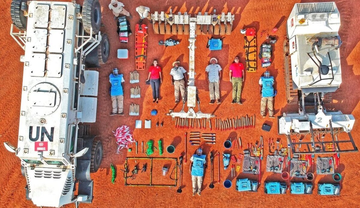 Des membres de l'UNMAS couchés au milieu de leur matériel soigneusement aligné au sol